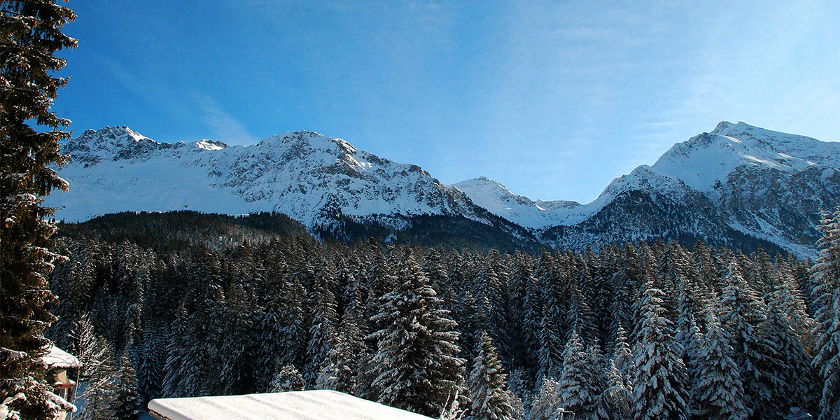 Blick auf das Parpaner Rothorn und das Lenzerhorn aus der Ferienwohnung Laina am See im Winter