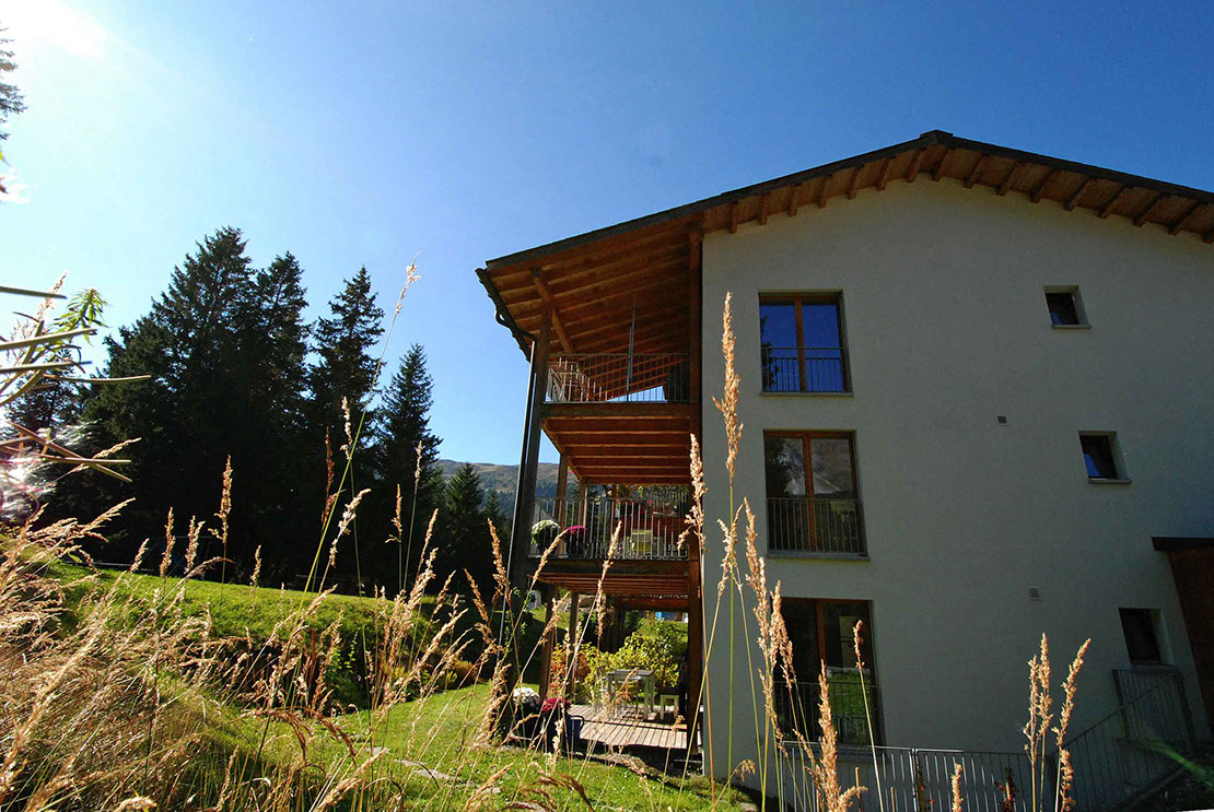 Ostfassade Ferienwohnung Seestrasse 13 beim See, im Sommer, Lenzerheide