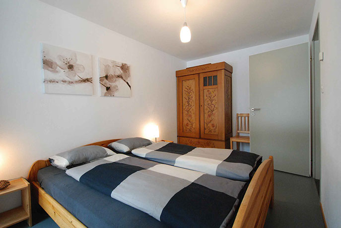 Elternschlafzimmer der Ferienwohnung Seestrasse 13, Lenzerheide beim See.