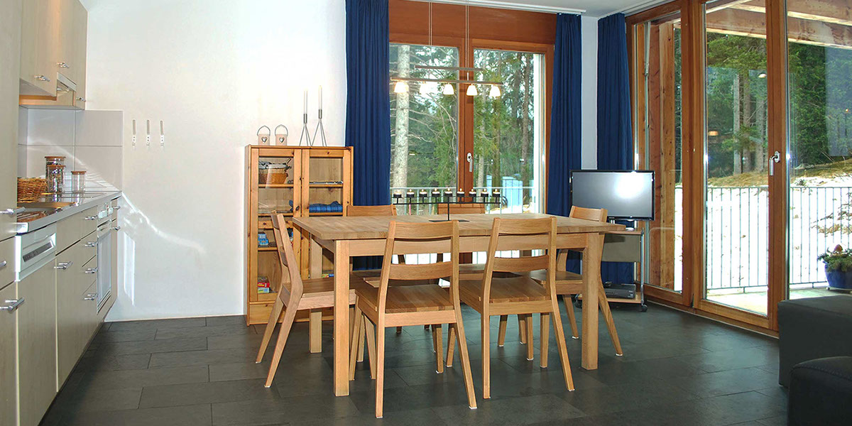 Offene Küche der Ferienwohnung Seestrasse 13, Lenzerheide beim See.